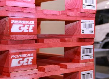 Paletes GEE com marca PROPRIEDADE GEE