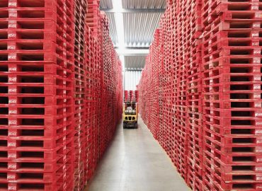 Corredor de paletes vermelhos GEE