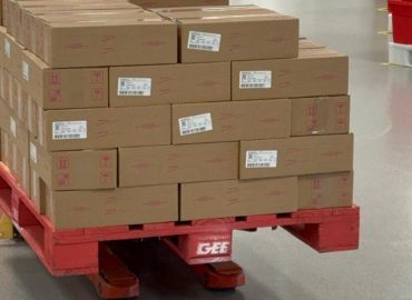 Caixas em palete GEE vermelho